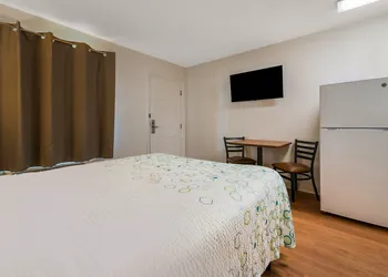 HomeTowne Studios by Red Roof Orlando - UCF Area hotel thumbnail 8