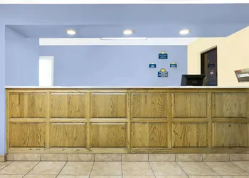 Days Inn by Wyndham Kingman West hotel thumbnail 2