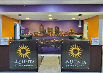 La Quinta Inn & Suites by Wyndham Memphis Airport Graceland hotel thumbnail 8