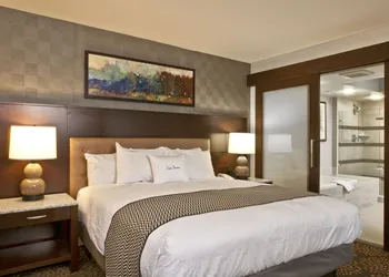DoubleTree by Hilton Washington DC - Crystal City hotel thumbnail 4