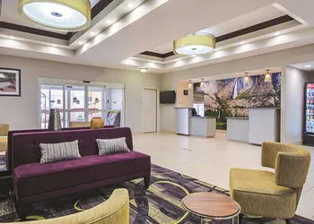 La Quinta Inn & Suites by Wyndham Fresno Northwest hotel thumbnail 2