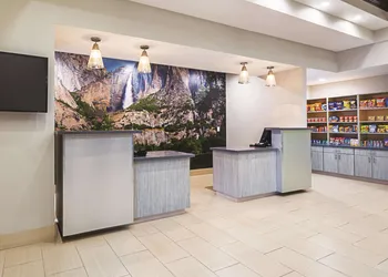La Quinta Inn & Suites by Wyndham Fresno Northwest hotel thumbnail 3