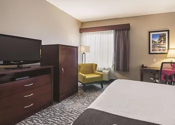 La Quinta Inn & Suites by Wyndham Fresno Northwest hotel thumbnail 6