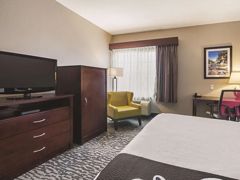 La Quinta Inn & Suites by Wyndham Fresno Northwest hotel detail image 6