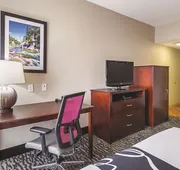 La Quinta Inn & Suites by Wyndham Fresno Northwest hotel detail image 7