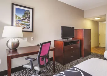 La Quinta Inn & Suites by Wyndham Fresno Northwest hotel thumbnail 7