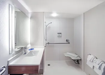 HI Express El Paso Downtown by IHG hotel thumbnail 4