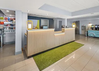 Spark by Hilton Waldorf hotel thumbnail 2