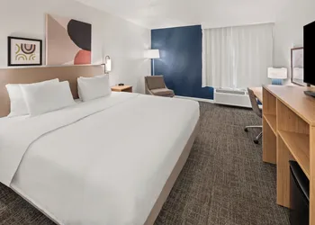Spark by Hilton Waldorf hotel thumbnail 4
