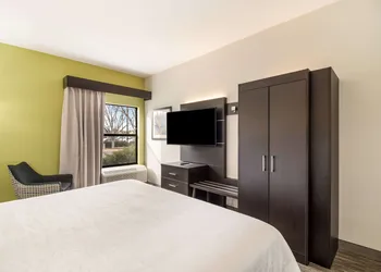 Clarion Pointe New Bern hotel thumbnail 8