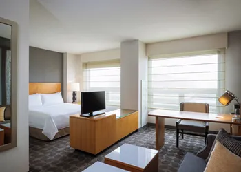 Renaissance Chicago O'Hare Suites Hotel hotel thumbnail 6