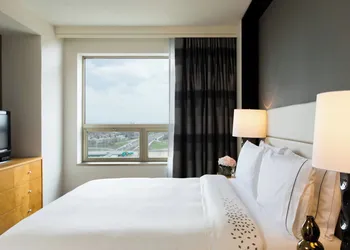 Renaissance Chicago O'Hare Suites Hotel hotel thumbnail 7