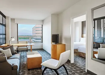 Renaissance Chicago O'Hare Suites Hotel hotel thumbnail 8
