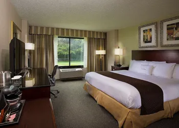 DoubleTree by Hilton Charlotte Airport hotel thumbnail 5