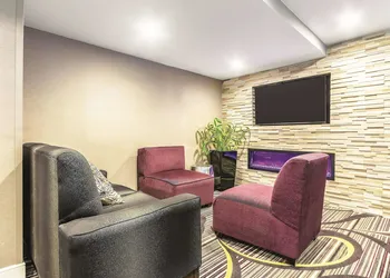 La Quinta Inn & Suites by Wyndham Hartford - Bradley Airport hotel thumbnail 2