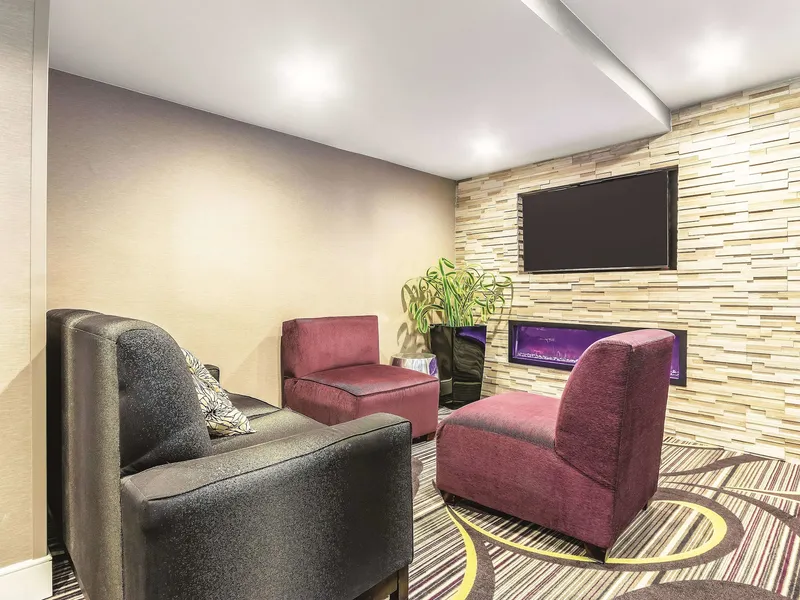 La Quinta Inn & Suites by Wyndham Hartford - Bradley Airport hotel detail image 2