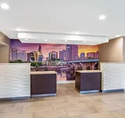 La Quinta Inn & Suites by Wyndham Hartford - Bradley Airport hotel detail image 3