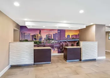 La Quinta Inn & Suites by Wyndham Hartford - Bradley Airport hotel thumbnail 3