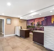 La Quinta Inn & Suites by Wyndham Hartford - Bradley Airport hotel detail image 4