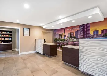 La Quinta Inn & Suites by Wyndham Hartford - Bradley Airport hotel thumbnail 4