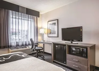 La Quinta Inn & Suites by Wyndham Hartford - Bradley Airport hotel thumbnail 6