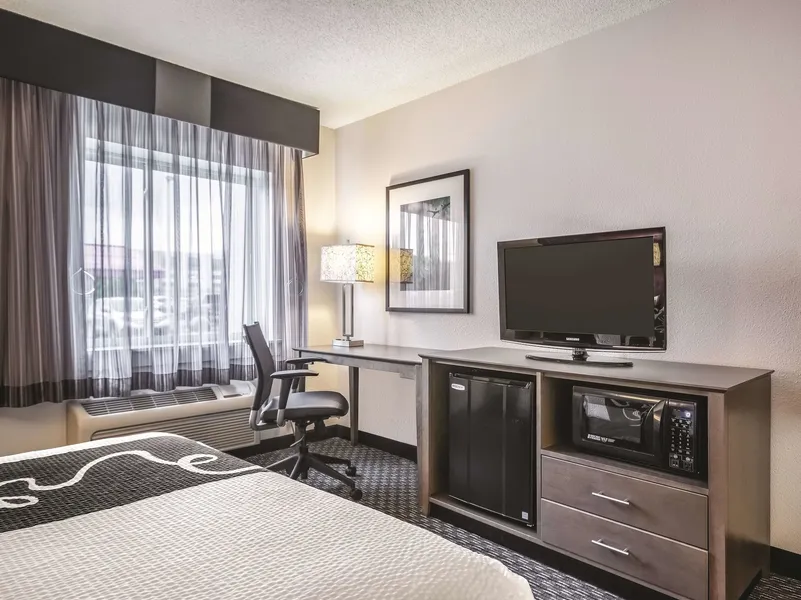 La Quinta Inn & Suites by Wyndham Hartford - Bradley Airport hotel detail image 6