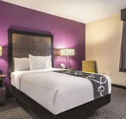 La Quinta Inn & Suites by Wyndham Hartford - Bradley Airport hotel detail image 7