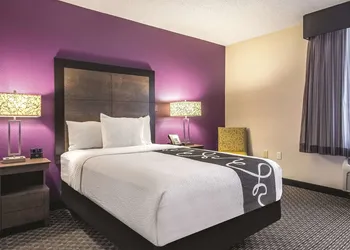 La Quinta Inn & Suites by Wyndham Hartford - Bradley Airport hotel thumbnail 7
