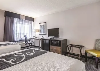 La Quinta Inn & Suites by Wyndham Hartford - Bradley Airport hotel thumbnail 8