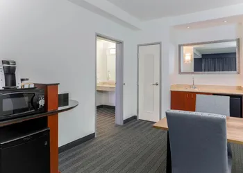 Courtyard by Marriott Austin Airport hotel thumbnail 7