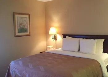 Quality Inn Pittsburgh Airport hotel thumbnail 4