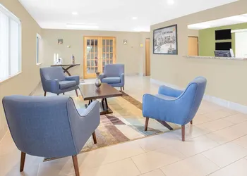 Super 8 by Wyndham East Moline hotel thumbnail 2
