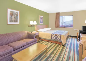 Super 8 by Wyndham East Moline hotel thumbnail 3