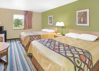 Super 8 by Wyndham East Moline hotel thumbnail 4