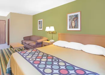 Super 8 by Wyndham East Moline hotel thumbnail 6