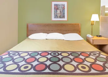 Super 8 by Wyndham East Moline hotel thumbnail 7