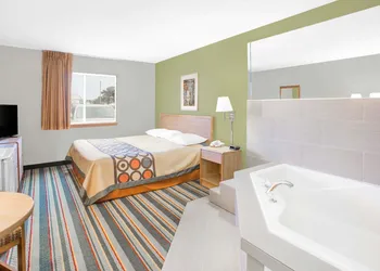 Super 8 by Wyndham East Moline hotel thumbnail 8