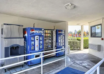 Super 8 by Wyndham Walnut Creek hotel thumbnail 5