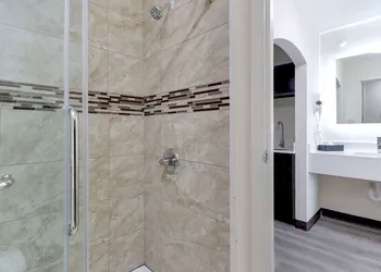 Quality Suites Albuquerque Airport hotel thumbnail 5