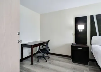 Quality Suites Albuquerque Airport hotel thumbnail 6