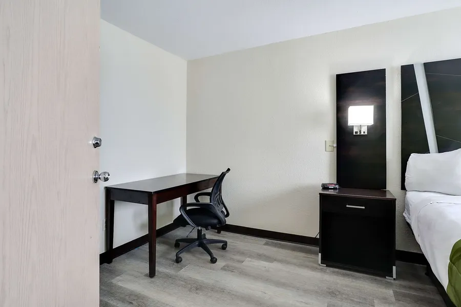 Quality Suites Albuquerque Airport hotel detail image 6