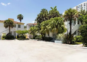 Miami River Inn By Renzzi hotel thumbnail 2