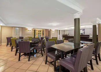 La Quinta Inn by Wyndham San Antonio I-35 N at Toepperwein hotel thumbnail 2