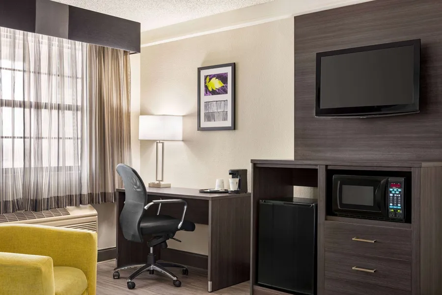 La Quinta Inn by Wyndham San Antonio I-35 N at Toepperwein hotel detail image 6