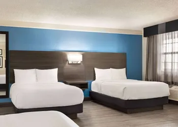 La Quinta Inn by Wyndham San Antonio I-35 N at Toepperwein hotel thumbnail 7