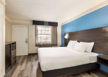 La Quinta Inn by Wyndham San Antonio I-35 N at Toepperwein hotel thumbnail 8