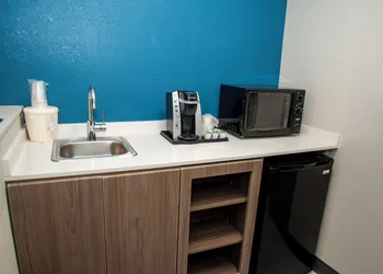 Holiday Inn Express Airport - Tucson by IHG hotel thumbnail 4