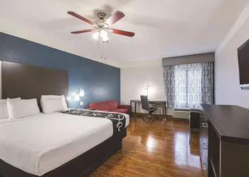 La Quinta Inn & Suites by Wyndham Kingwood Houston IAH Airpt hotel thumbnail 7