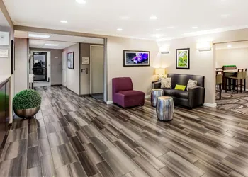 La Quinta Inn & Suites by Wyndham Houston Baytown East hotel thumbnail 2