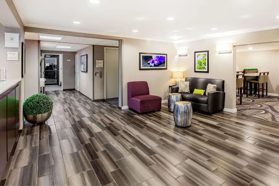 La Quinta Inn & Suites by Wyndham Houston Baytown East hotel detail image 2